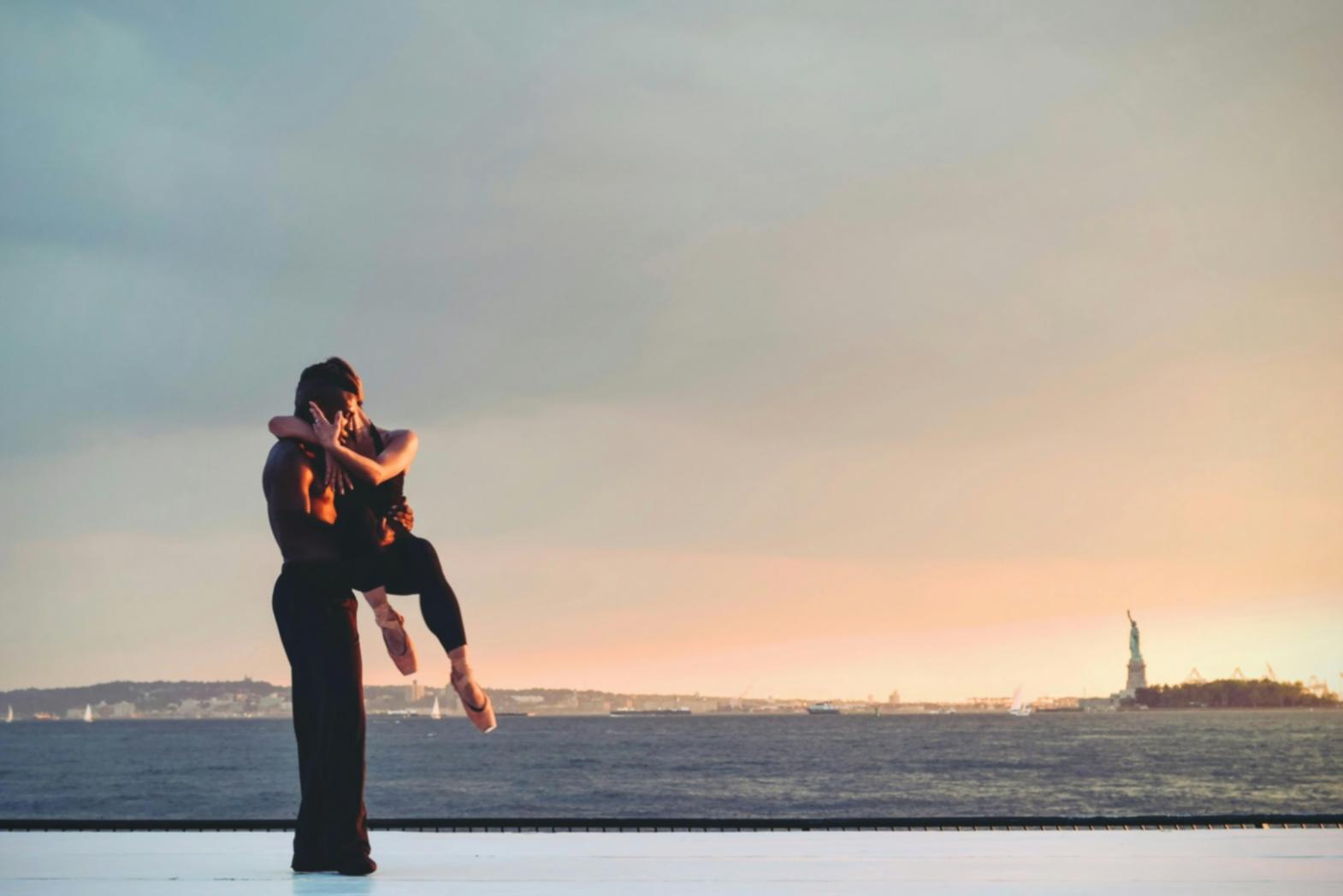 Studio di danza pulsarexent con specchi e barre