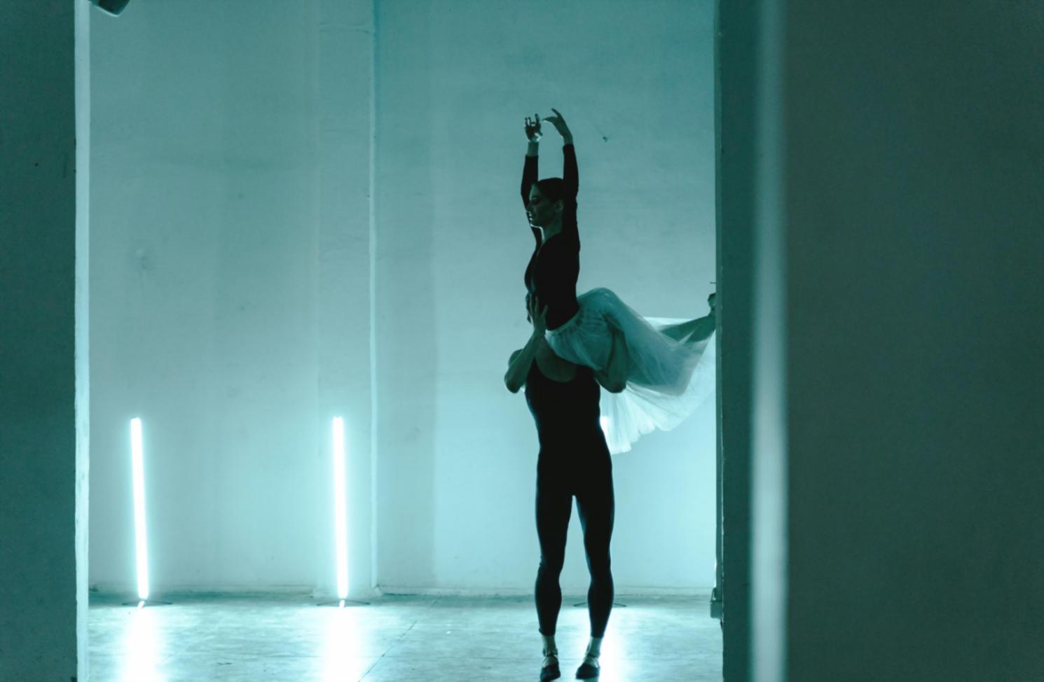 Studio di danza moderno con specchi e sbarre dove si svolgono le lezioni del programma per principianti